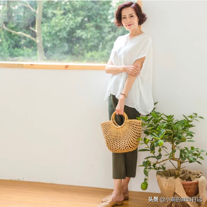 紧身裤搭配露肩衫洋气还清新减龄,雪纺阔腿裤搭配什么上衣好看40岁