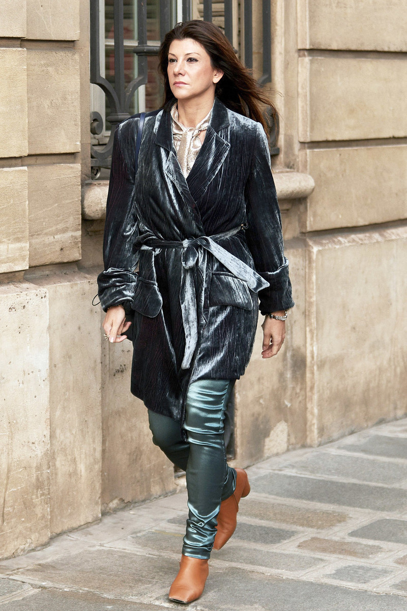 丝绒面料怎么穿才好看 (丝绒复古面料诠释时尚新定义)