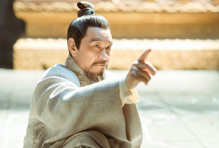 他是中国电影“最佳男配”，62岁才走红，65岁与妻子离婚单身至今