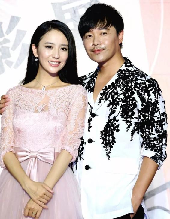 力破婚变传闻，陈思诚深夜探班佟丽娅，精心挑选礼物却被疑是作秀