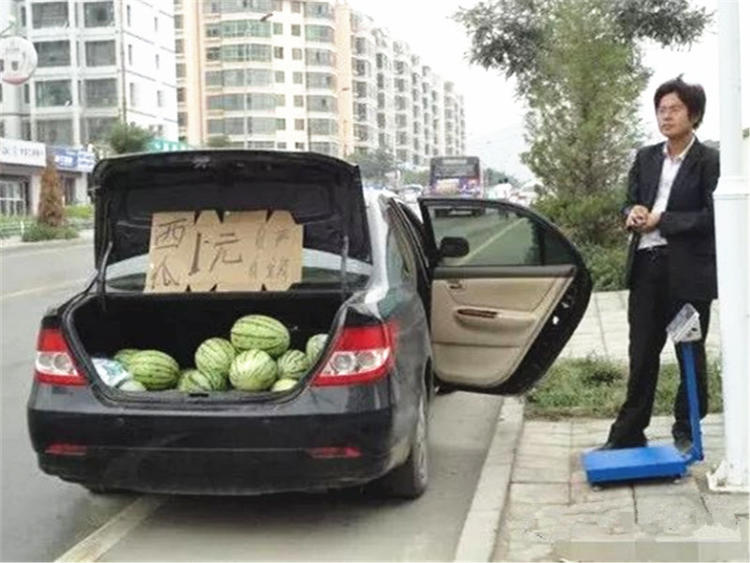 摆地摊自己的私家车拉点货合法吗,私家车后备箱拉货摆摊违法吗