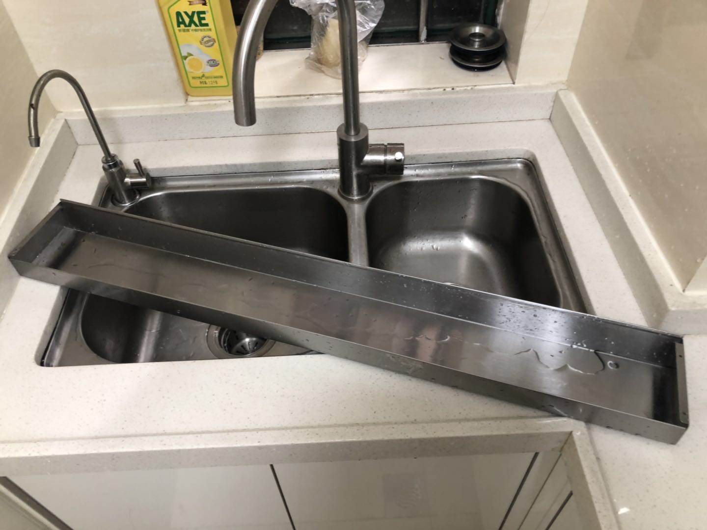 油烟机下面接油的槽能垫保鲜膜吗,油烟机上的油盒可以铺上保鲜膜吗