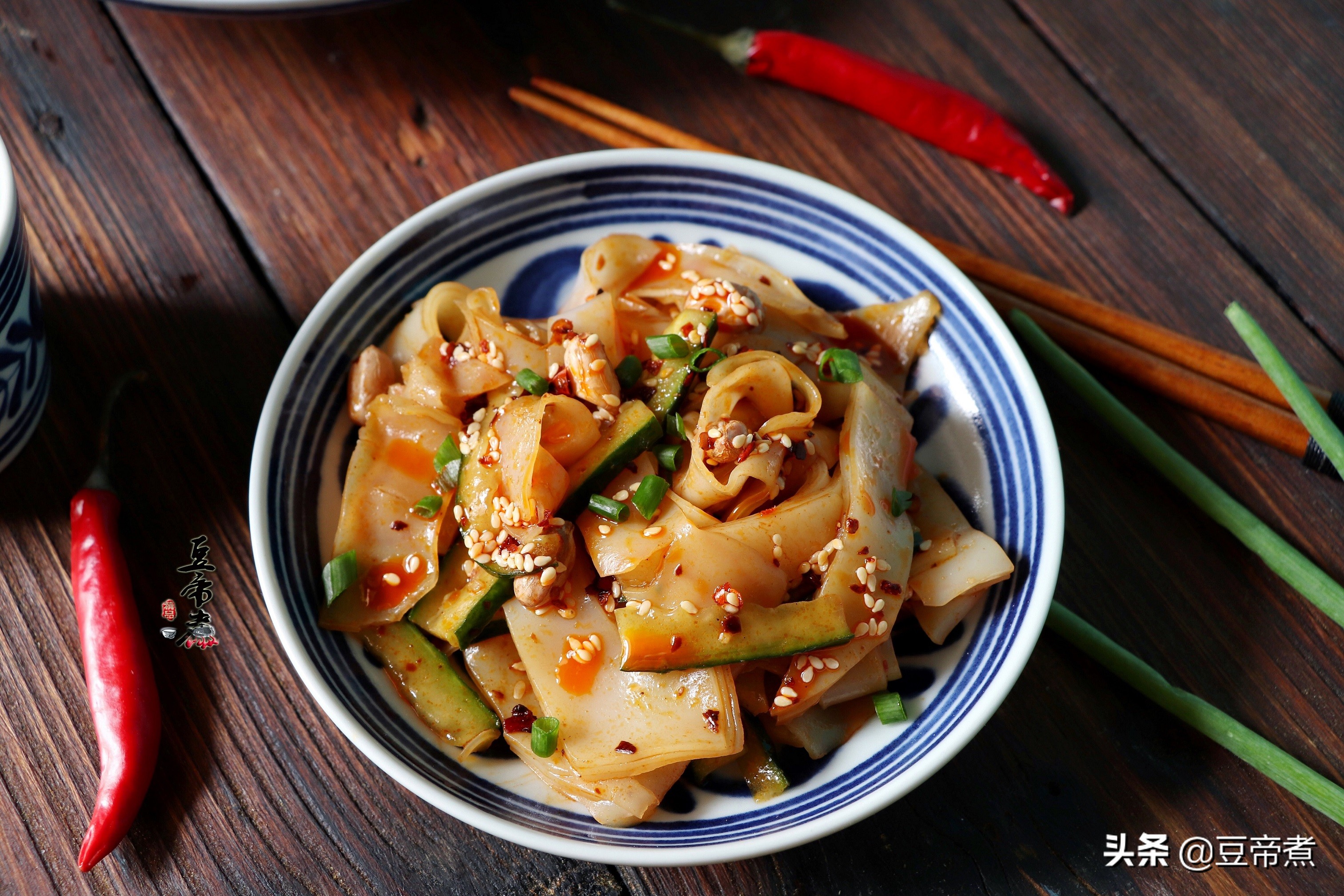 下雨没事在家自制凉皮,和家人一起做凉皮