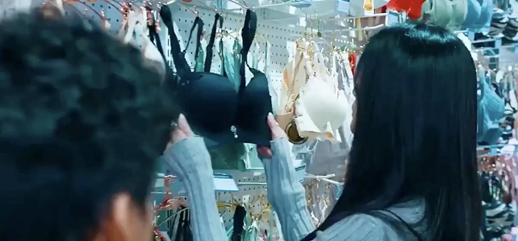 我发现，“胸罩”暴露了“Q的秘密”啊，陈思诚可真会藏