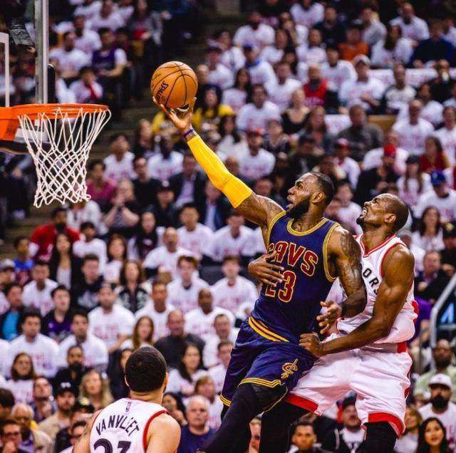 NBA五大“非人类”瞬间：纳什平躺后仰，詹姆斯背人上篮