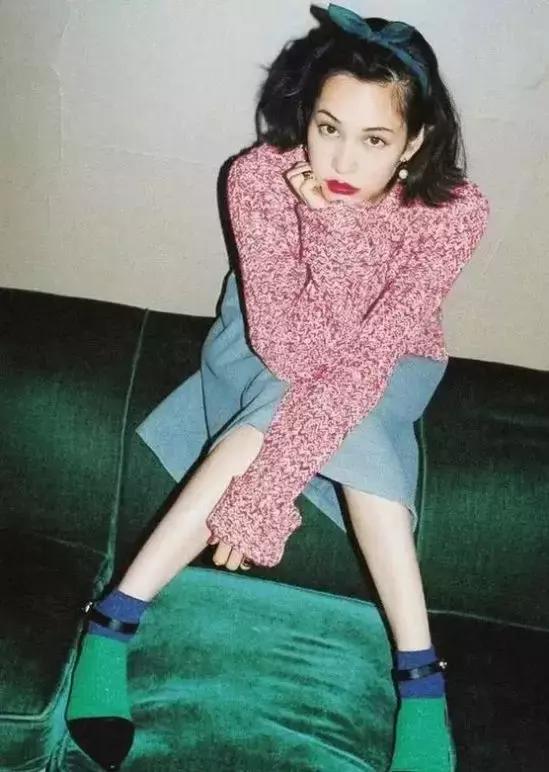 穿搭十秒学会丝巾的时髦系法,丝巾比较英伦法式的系法