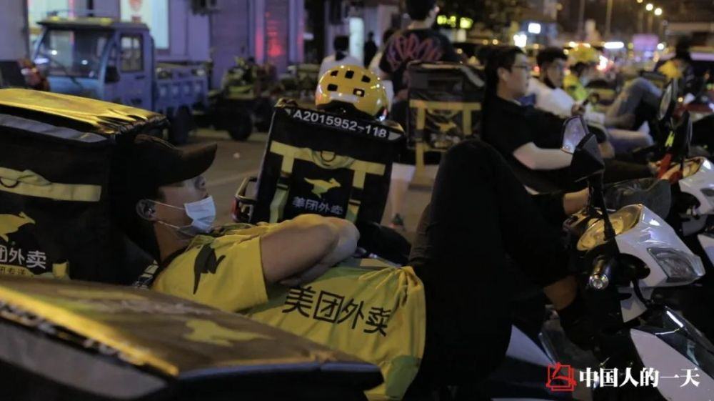 小城镇摆摊做炒饼一晚上挣多少钱,80后小伙在夜市摆摊