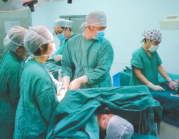 顺产后医生给掏出血怎么回事,顺产后医生为什么用手掏肚子