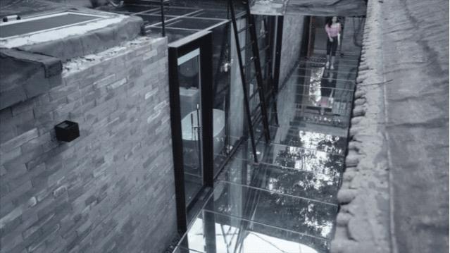 北京姑娘继承胡同老房，地板铺镜子、浴厕全透明，一个人住太爽