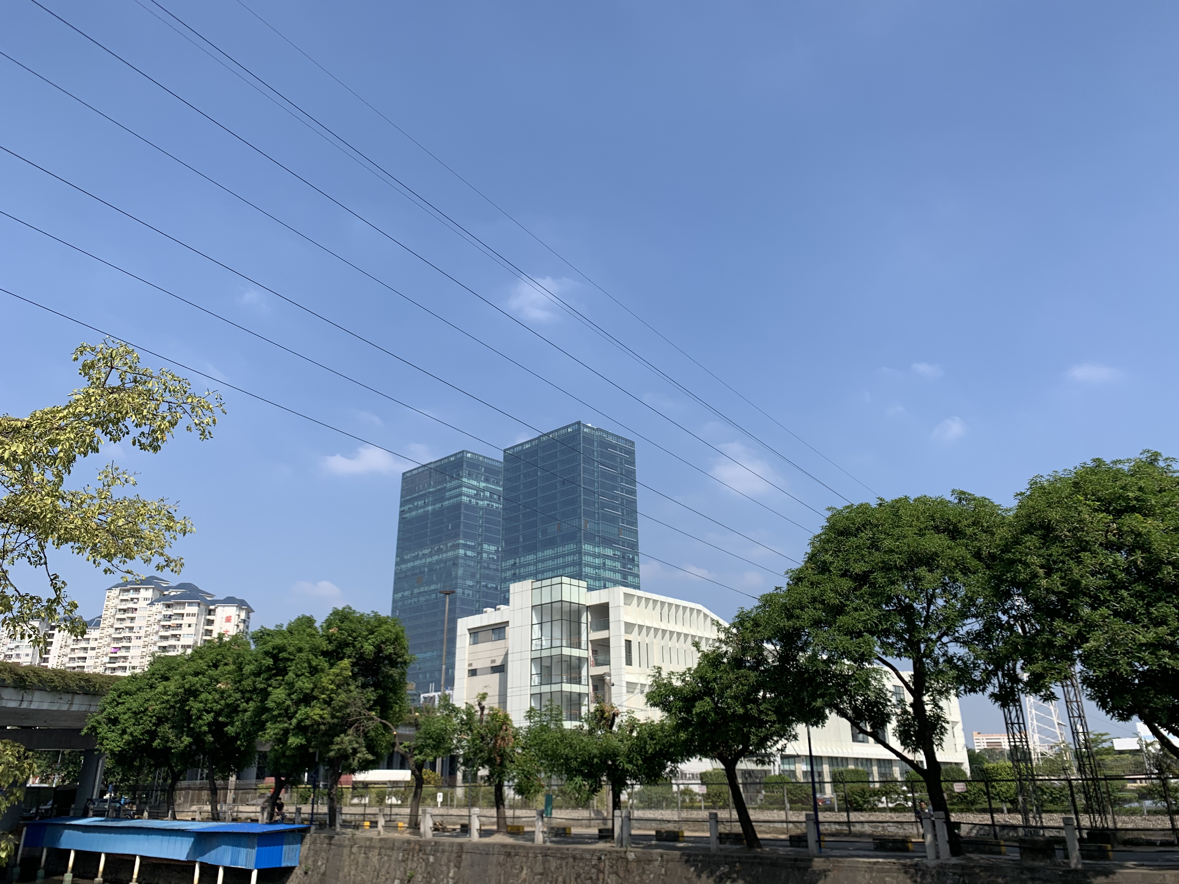 华为最新旗舰和苹果13哪个值得买,华为两年前的旗舰手机值得买吗