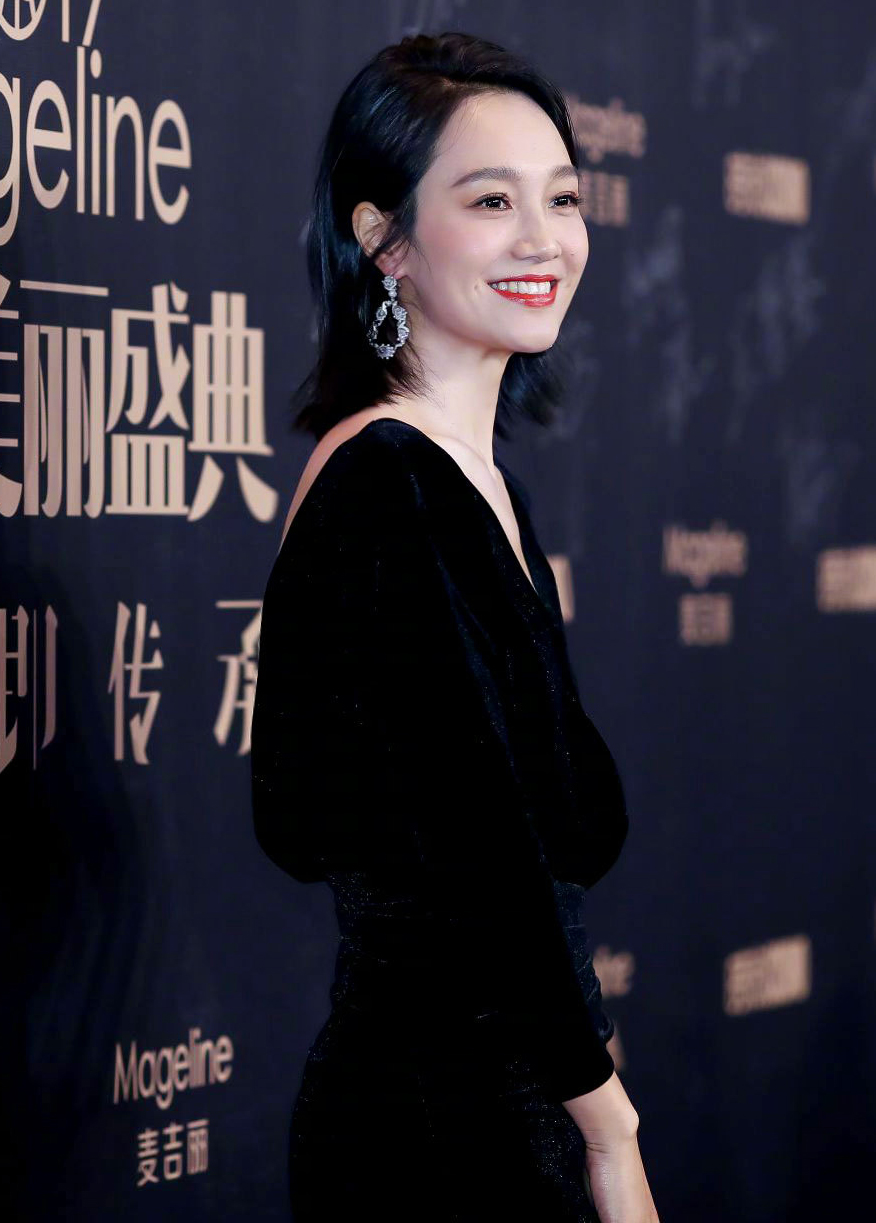 38岁朱丹真是韵味十足，穿深V裙秀出“排骨胸”，这腰臀比看服了