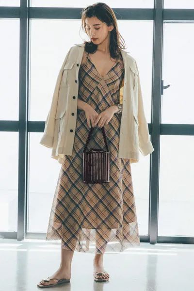 今年流行的衬衫带字母,今年流行衬衫长款花色