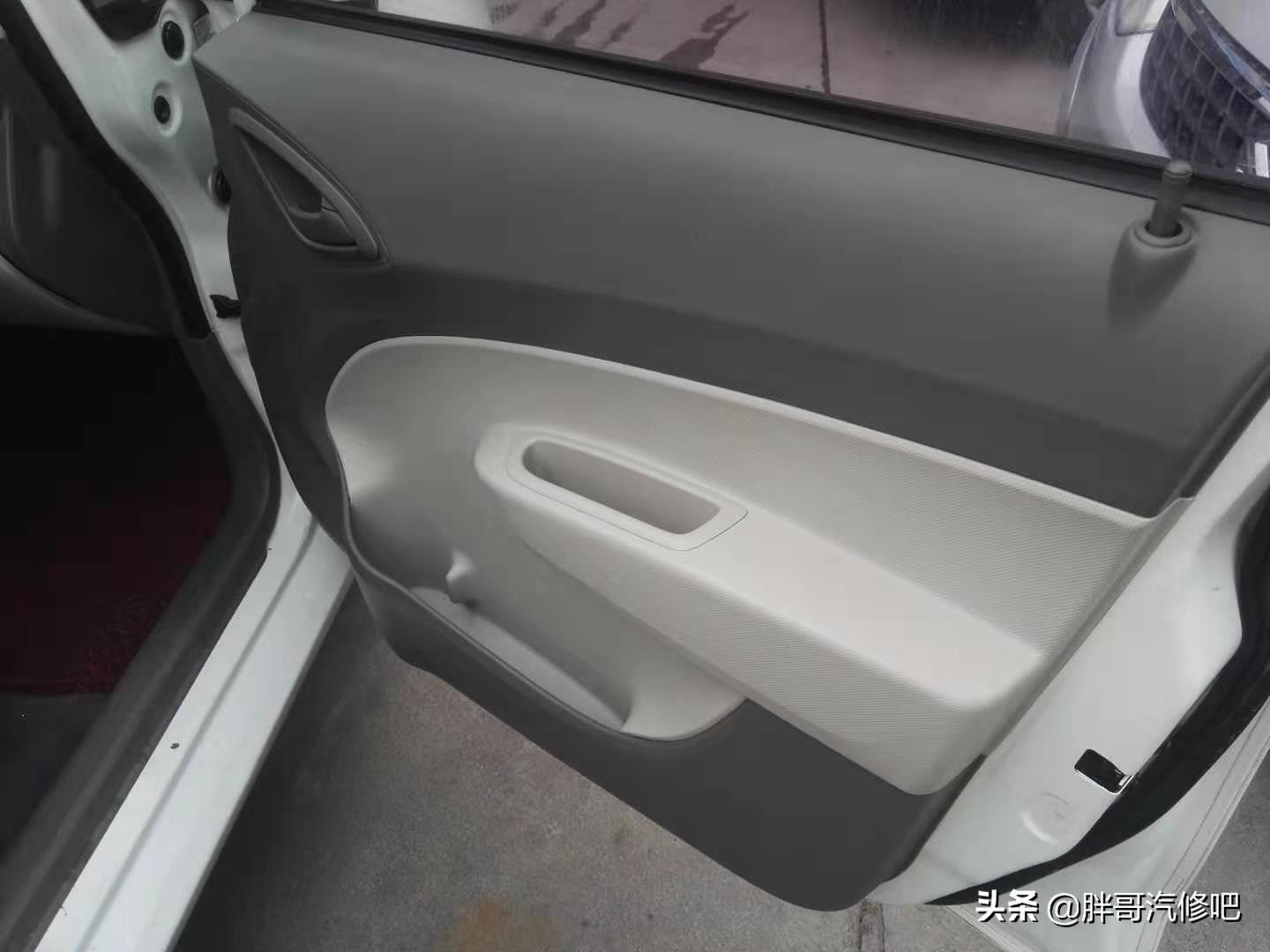 胖哥2万大洋刚收的合资三厢小车，国庆节假日开着出去玩一玩