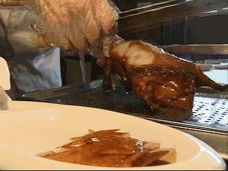 烤鸭肥而不腻回味无穷,烤鸭真好吃又酥又香