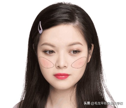 圆脸的女生怎么化妆显得脸小,圆脸怎样化妆显脸小呢