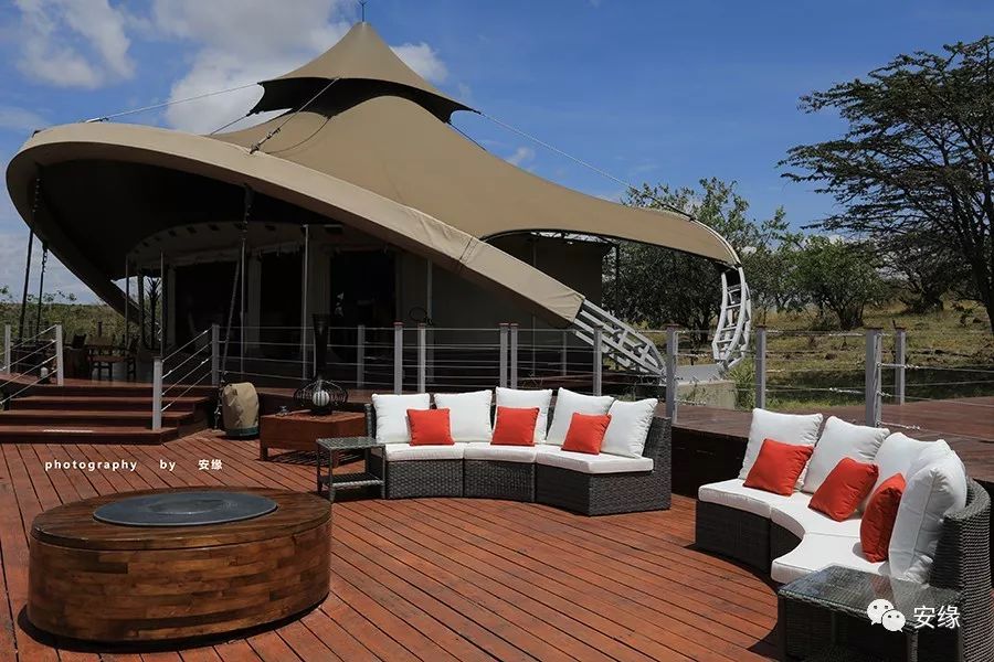 他，百亿富豪，常近乎全裸出现在公共视线里，却被英女王封为爵士