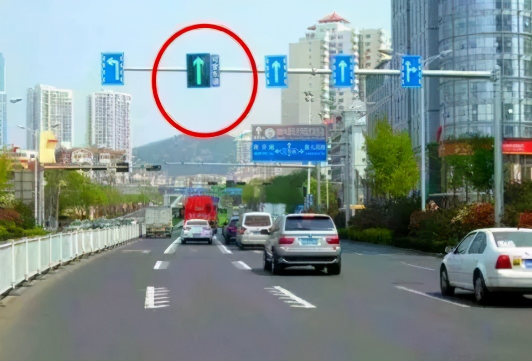 中间是虚线纵向减速标线可变道吗,车道纵向减速标线可以变道吗