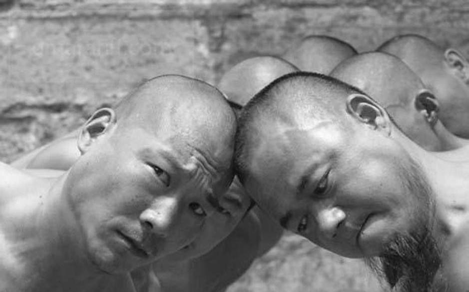 古代少林寺武僧练武踩凹地板,少林寺武僧进入部队练武