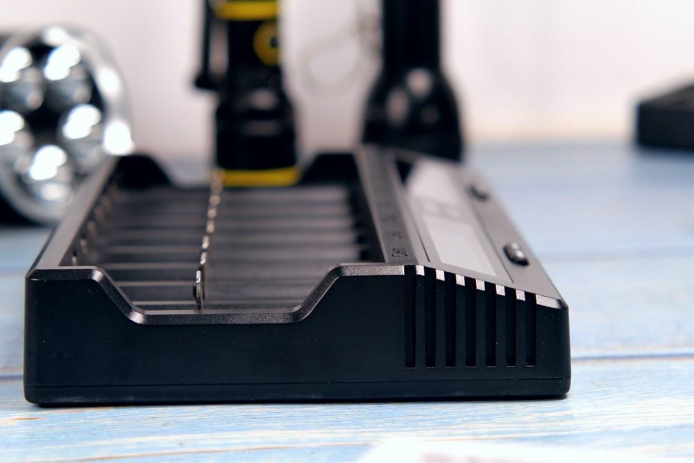 要痛痛快快地玩，就得配上这个8槽充电器才行