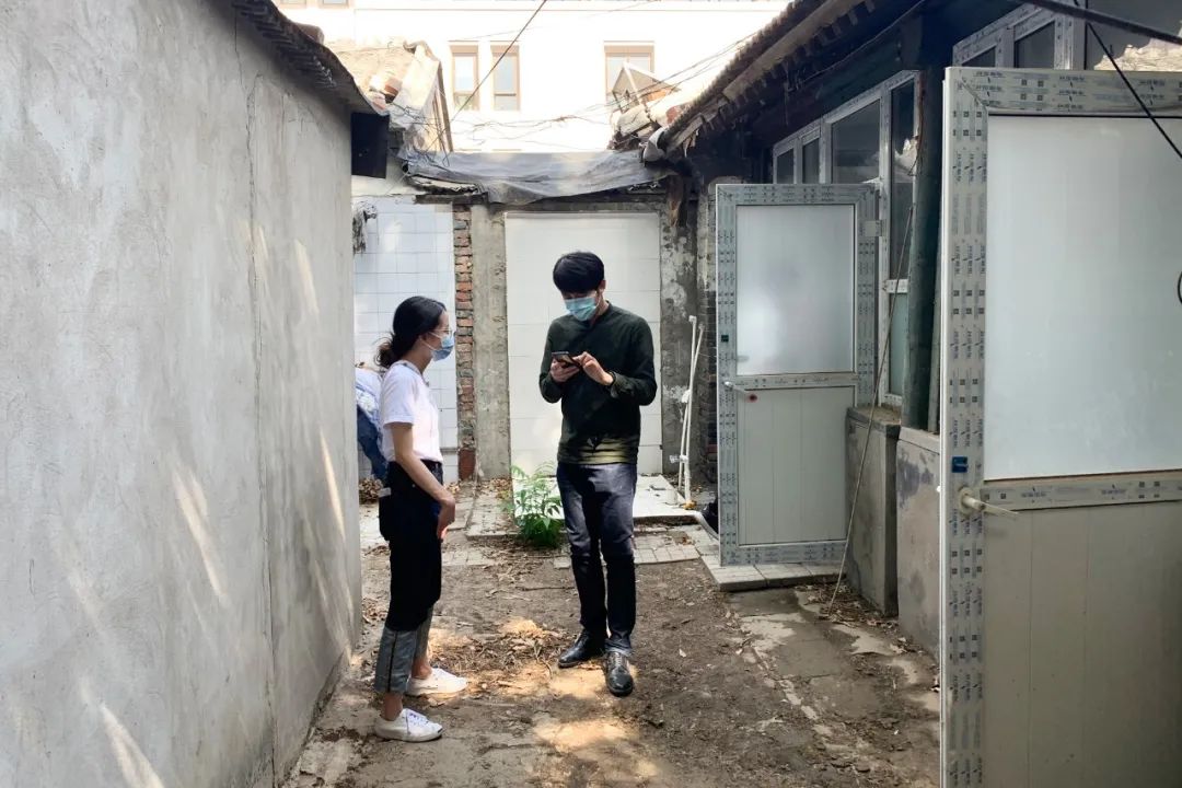 北京姑娘继承胡同老房，地板铺镜子、浴厕全透明，一个人住太爽