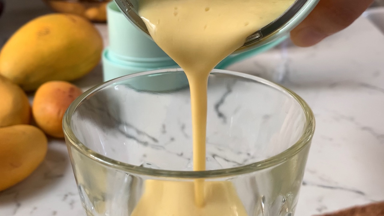 自制芒果奶昔，简单易做营养价值高，给孩子喝很放心