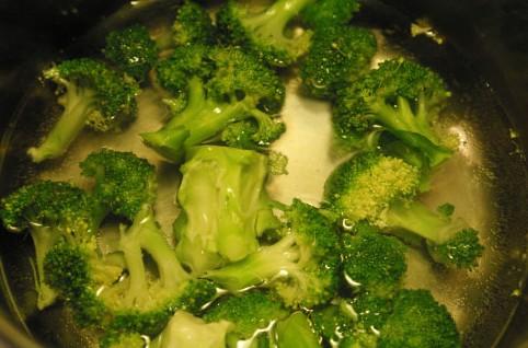 蒜蓉西兰花和清炒西兰花有啥不同,西兰花炒虾仁西兰花焯水多久