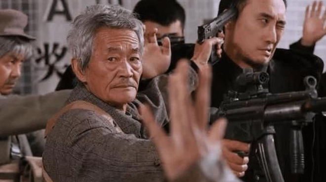 撞钟砸酒瓶，讹人收费，影视剧里这些会铁头功的角色一个比一个狠