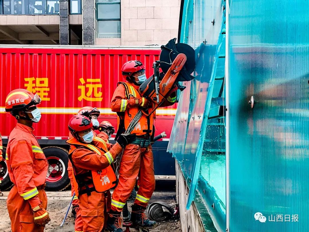 一个半小时排水10吨！山西消防在河南展开抢险救援