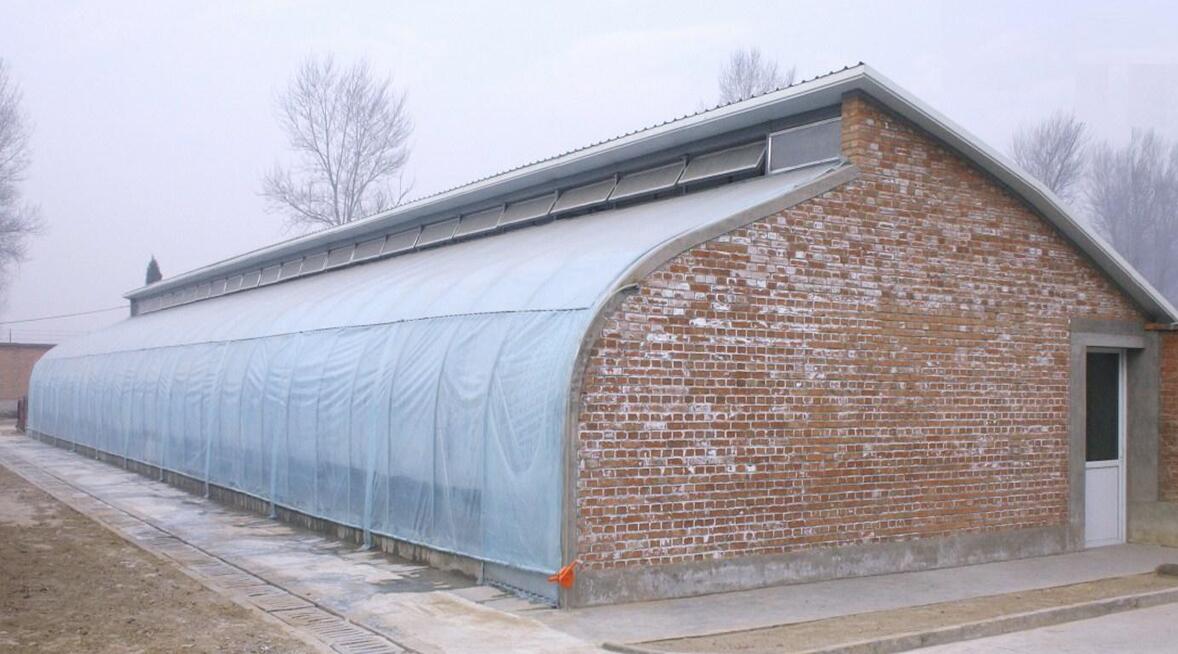 猪的养殖场猪舍都有哪些设施,半封闭式猪场如何做到冬季保暖