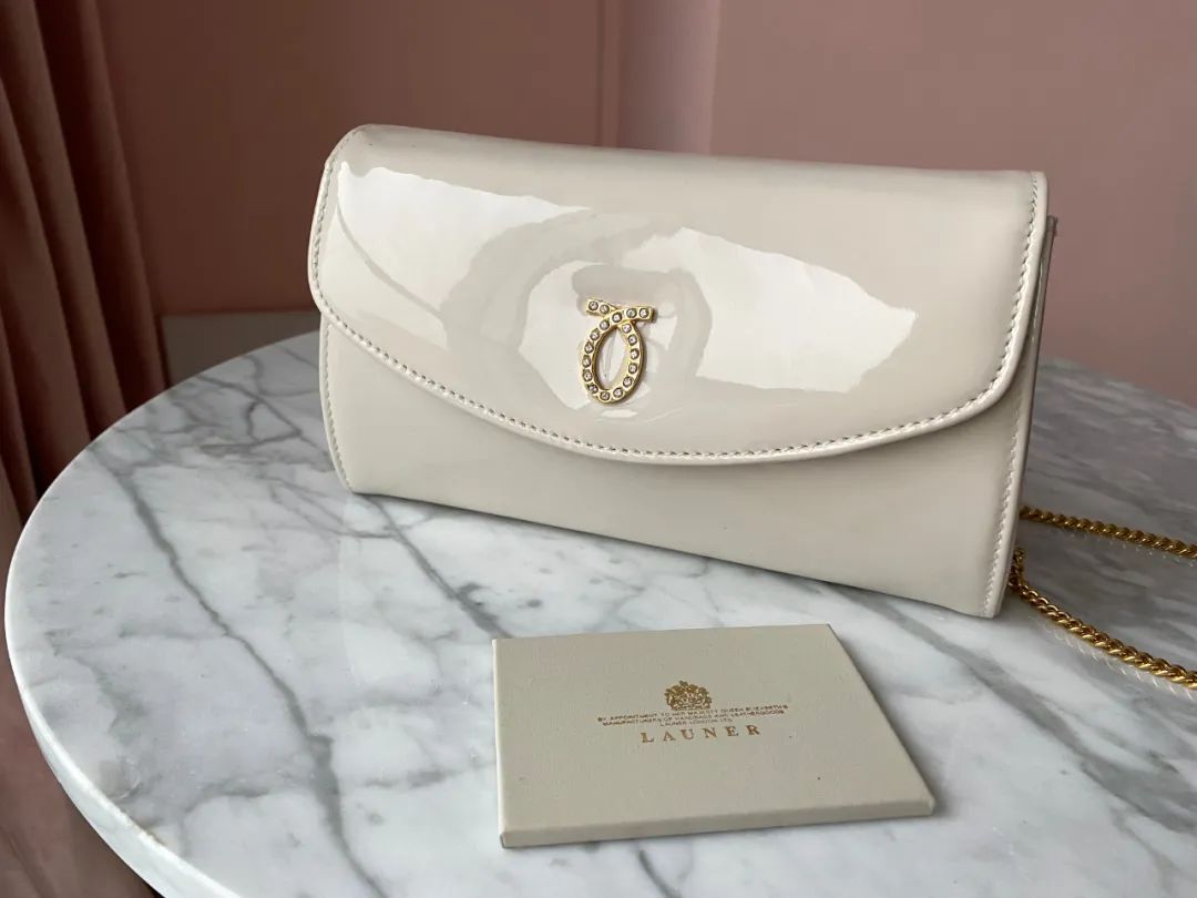 英国女王拿过的包包,英国伊丽莎白女王二世包包