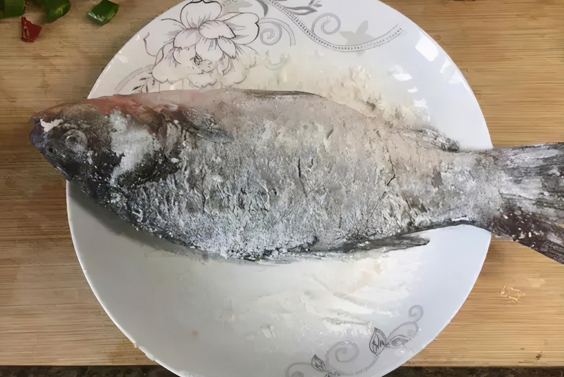 煎鱼怎么煎不破皮,煎鱼别直接下油锅煎加上这一步