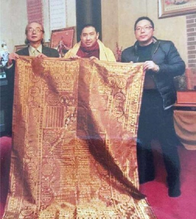 男子9万买袈裟，专家：曾盖在死人身上不吉利，后拍出1.3亿天价