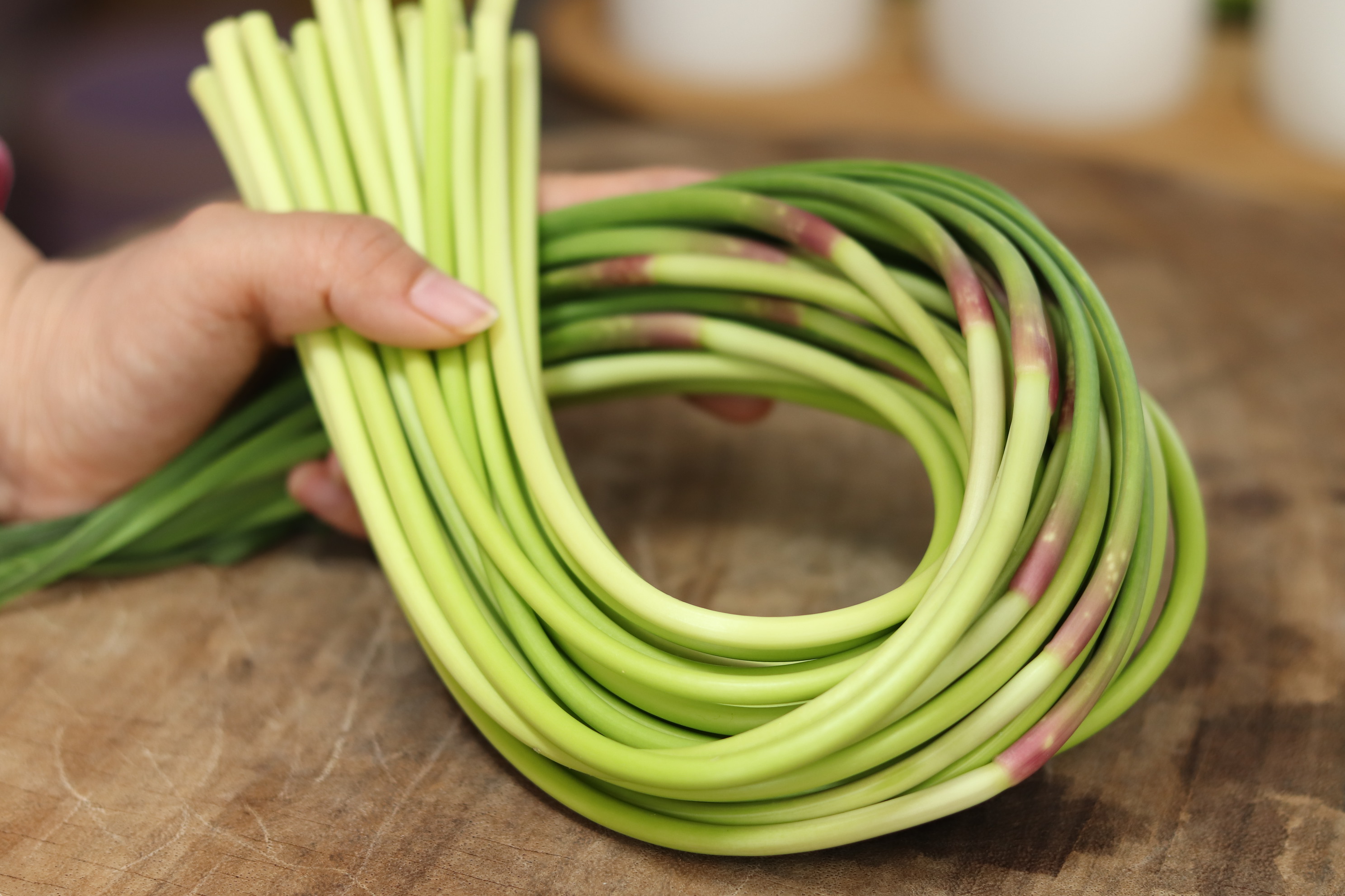 蒜苔和红帽蒜苔有区别吗,蒜苔青帽和红帽有什么区别