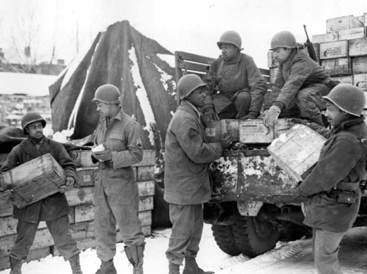 二战美军黑人歧视链：50万黑人参军卖命，却被认为智商不适合战斗