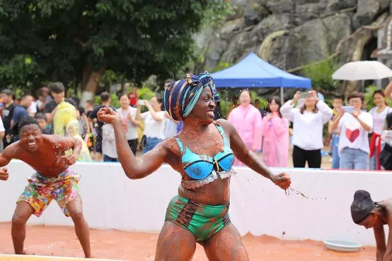 如果有人用水枪来泼我们怎么办呢,如果有人故意用水泼你你该怎么办