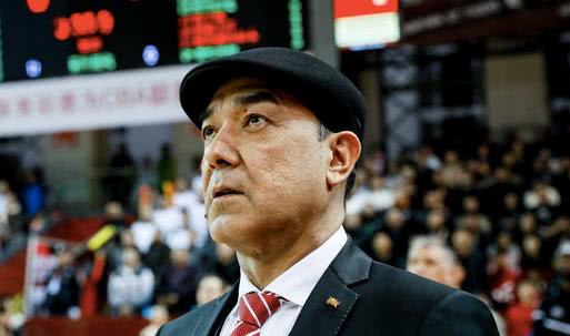 过不去了！“周琦发球”再度响彻CBA赛场，这个梗要玩到何时？