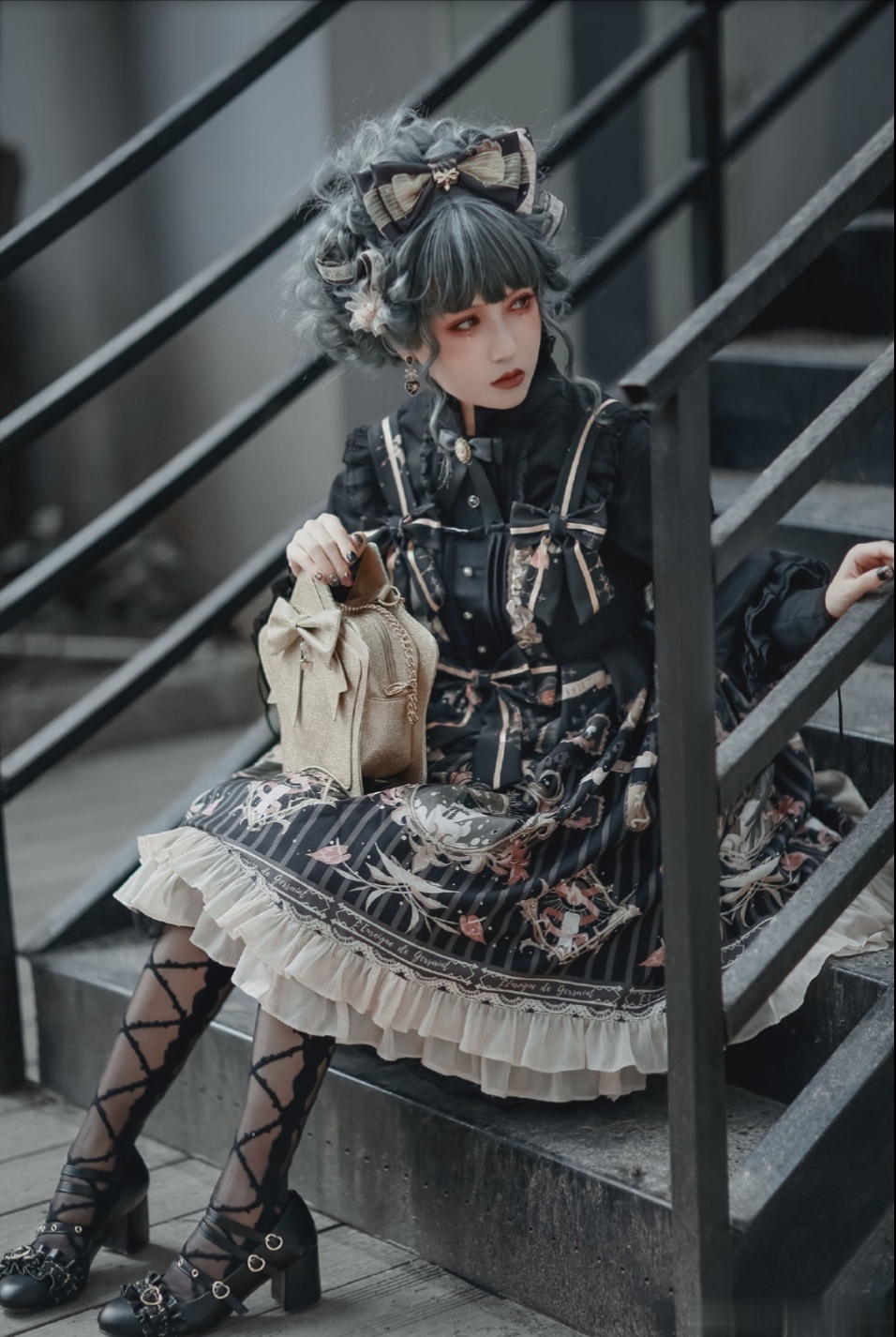 灰色阶梯上的哥特萝莉，绑带袜加黑色lo鞋，精致颓废如人间堕天使