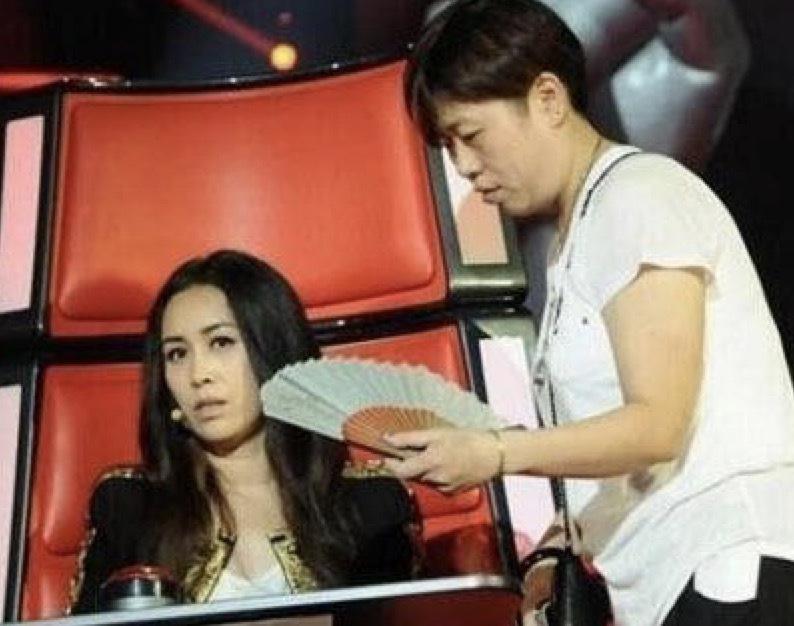 未婚先孕二嫁富豪，恩师偏心王菲说她傻，乐坛一姐那英经历了啥？