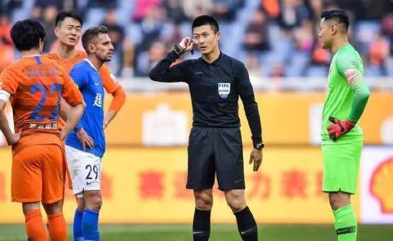 面对误判不要慌,足球场上的裁判误解球员