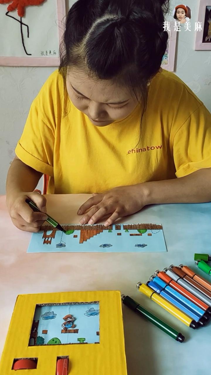 一个快递盒做了一个玩具,一个纸箱做一个游戏机