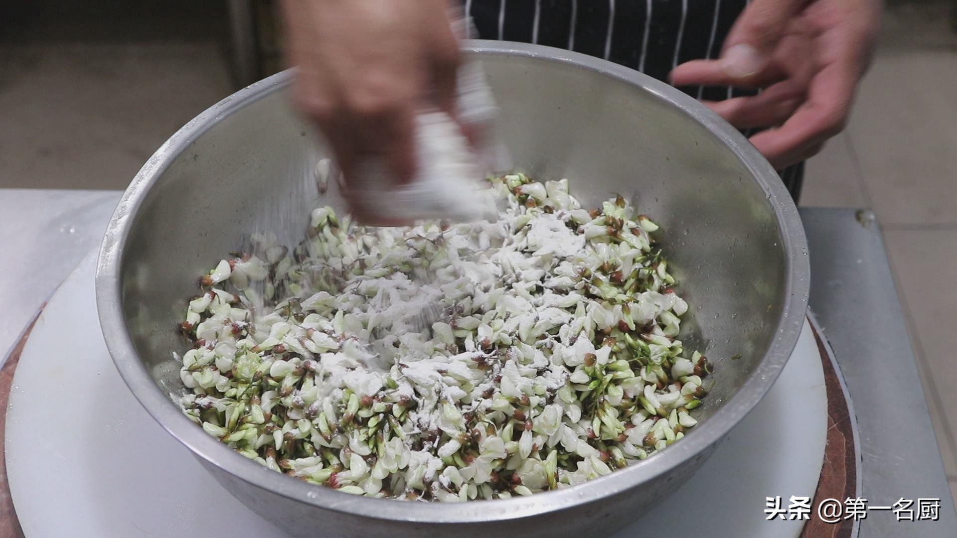 原来饭店是这样蒸槐花的，清香软嫩，不粘不坨，看完长知识了