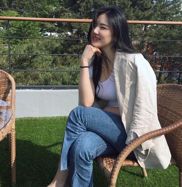 健身腿部线条展示女生,女生健身腿部肌肉线条不瘦