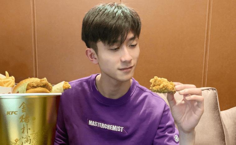 张一山开车完整视频,张一山开跑车视频