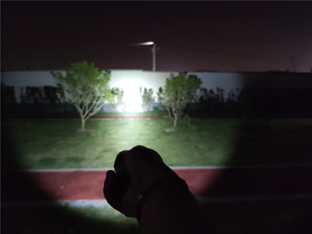 小米极蜂强光变焦手电拆解视频,小米强光手电筒