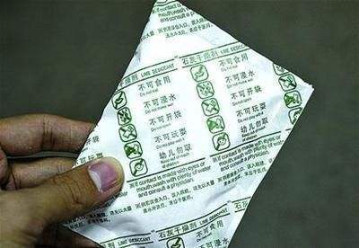 过冬的衣服拿出来发霉了怎么处理,换季的衣服怎么保存不发霉发黄