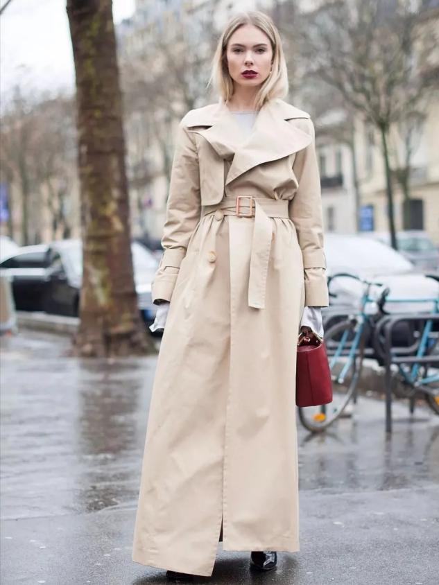 今秋火了一种外套,杏色风衣长款的最佳搭配