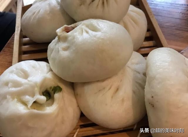 山东大叔在工地卖1元包子，一破三轮半小时卖光，有人一顿吃5个