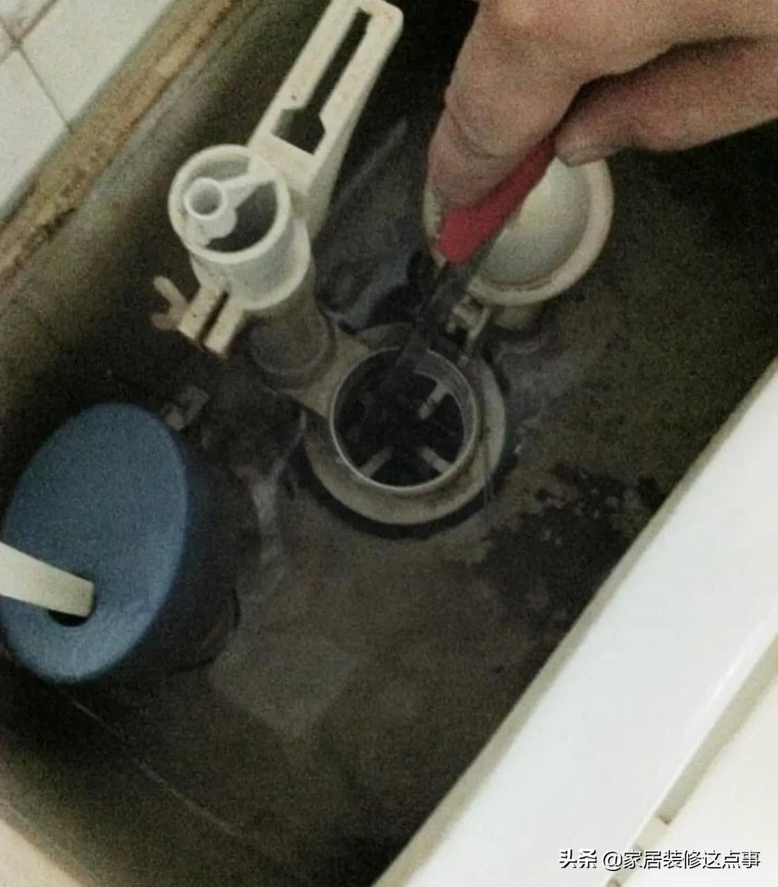 马桶水箱里面放个蓝色的有用吗,马桶水箱放蓝色洁厕块有害吗