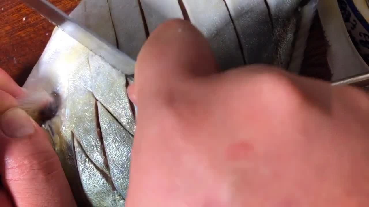 大厨教红烧鲳鱼的做法视频教程,冰鲜白鲳鱼做清蒸还是红烧好吃