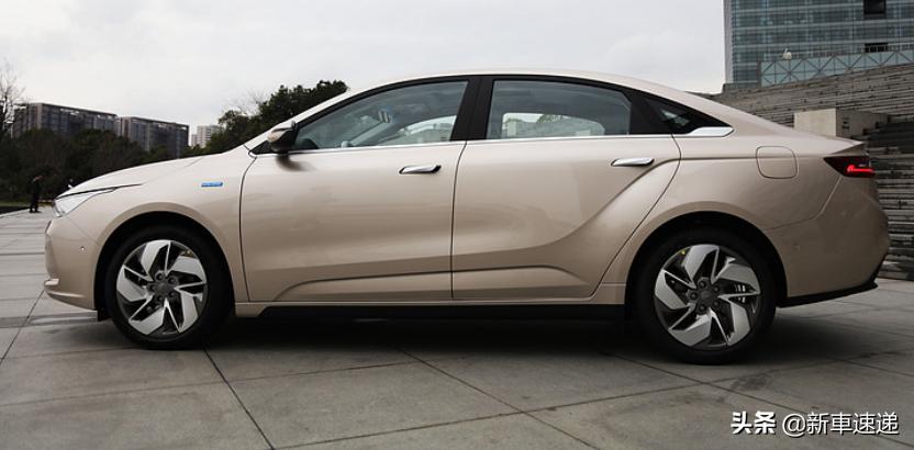 吉利几何a黑顶,吉利几何a黑色车顶加银色车身